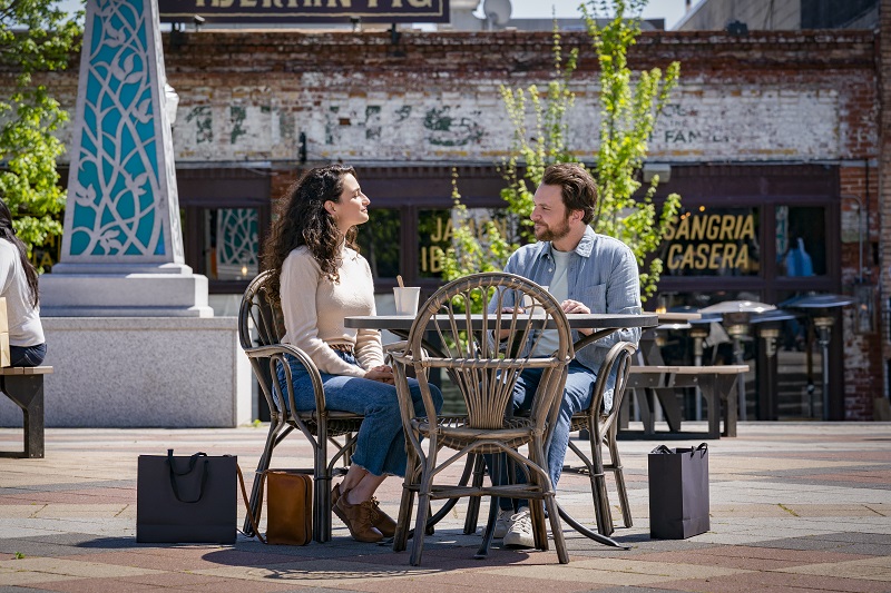 I Want You Back's Jenny Slate and Charlie Day on the Most Romantic Thing  They've Ever Done